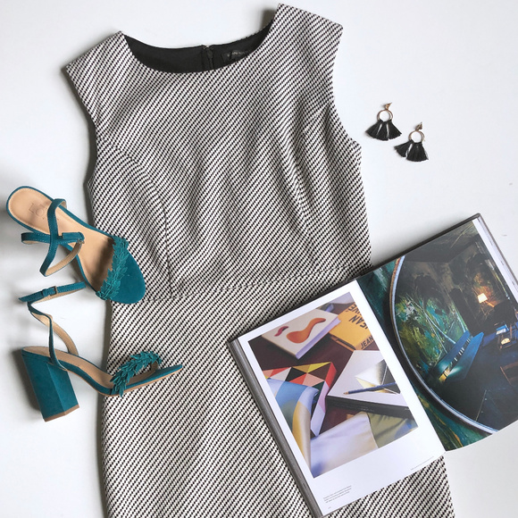 Banana Republic Dresses & Skirts - NWT Banana Republic Sleeveless Career Sheath Dress